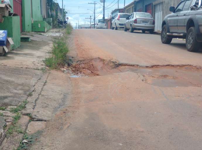 Buraco se forma na rua Fausto Robalo, na Estação, e moradores ironizam Prefeitura: "mecânicos agradecem"