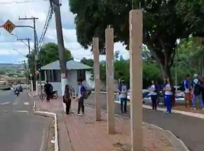 Homem critica Prefeitura e reclama de descaso em parada de ônibus sem banco e sem teto na frente de escola, na Capital 