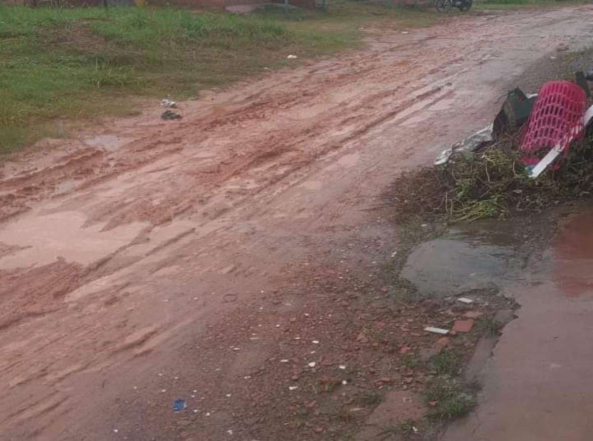 Após chuva, internauta diz que moradores precisam andar com saco para não se sujar com rua de lama, no Eldorado 