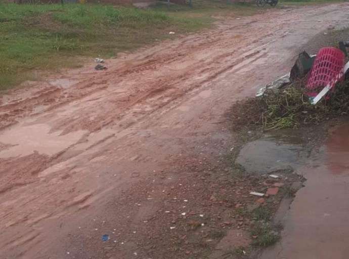 Após chuva, internauta diz que moradores precisam andar com saco para não se sujar com rua de lama, no Eldorado 