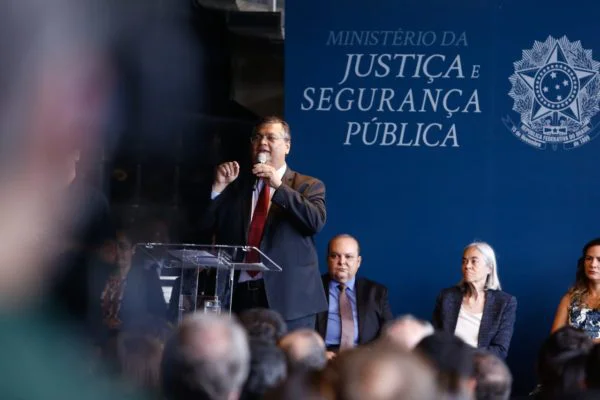 Flávio Dino: “Pequenos grupos extremistas não vão mandar no Brasil”