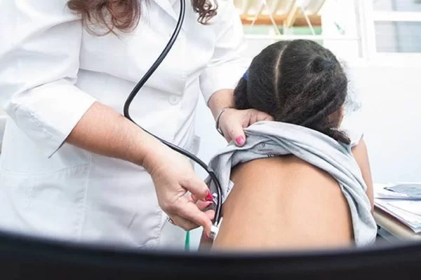 Moradores dos bairros Mocinha Magalhães e Vila Acre enfrentam problemas de falta de médicos nas UBs locais; assista o vídeo