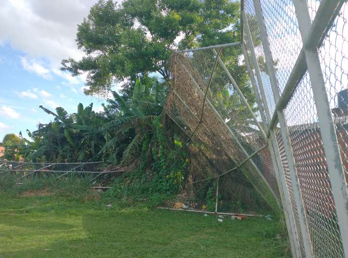 Abandonado, campo na Sobral tem alambrado caindo e jovens reclamam: "já viram até cobra aqui"