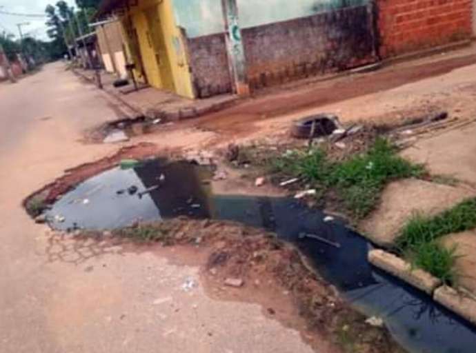 Esgoto a céu aberto causa transtornos a moradores da rua Milton Mourão, no Santa Cecília, Segundo Distrito de Rio Branco