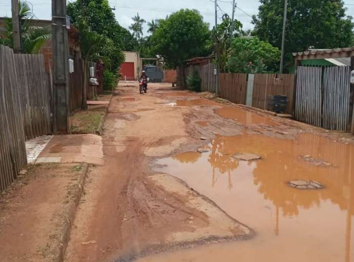 Vídeo: situação precária de rua faz os moradores do Ayrton Sena se revoltarem; população promete fechar via principal da Sobral 
