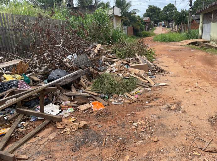 Entulhos tomam conta de rua "desprovida de asfalto" no Novo Esperança