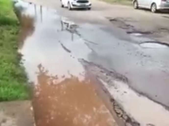 Proprietário de Distribuidora alerta sobre buracos e cobra ações da Prefeitura no local: " aqui é possível até criar peixes"