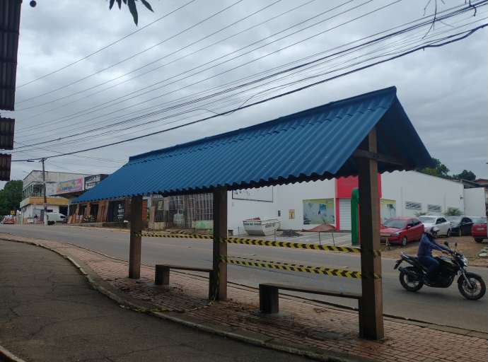 Após desgastes com população, Bocalom manda fazer parada de ônibus na frente de escola  