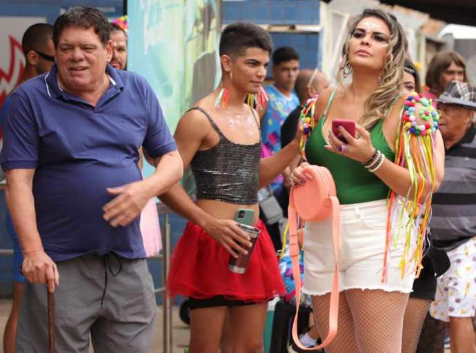 No Tucumã, Velho Lobo prestigia tradicional carnaval do "Bloco do Vai Quem Quer" 