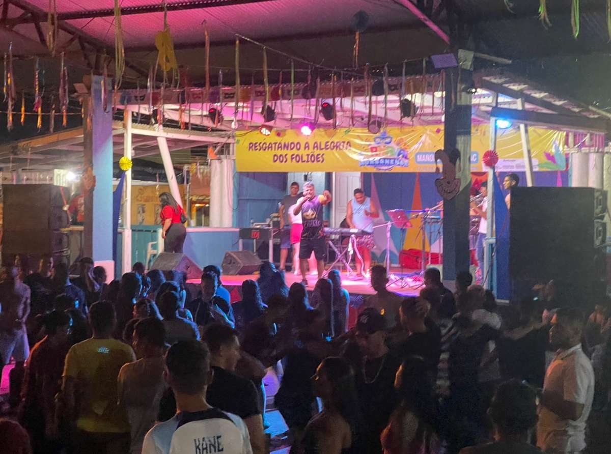 Debaixo de chuva, foliões curtem segunda noite de Carnaval em Manoel Urbano