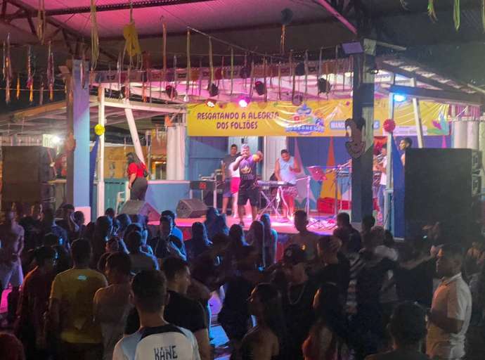 Debaixo de chuva, foliões curtem segunda noite de Carnaval em Manoel Urbano