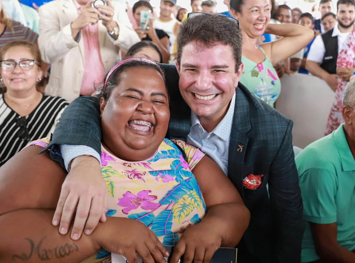 Gladson entrega mais de 600 títulos definitivos em Rio Branco e lança programa Minha Terra de Papel Passado