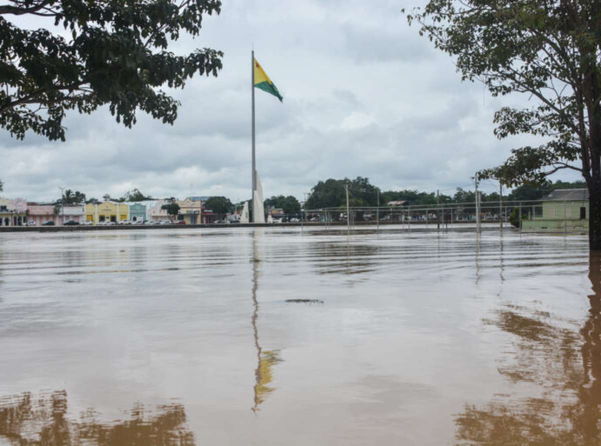Rio Acre rio Acre desabriga famílias da Base e atinge casas no Seis de Agosto e Ayrton Sena