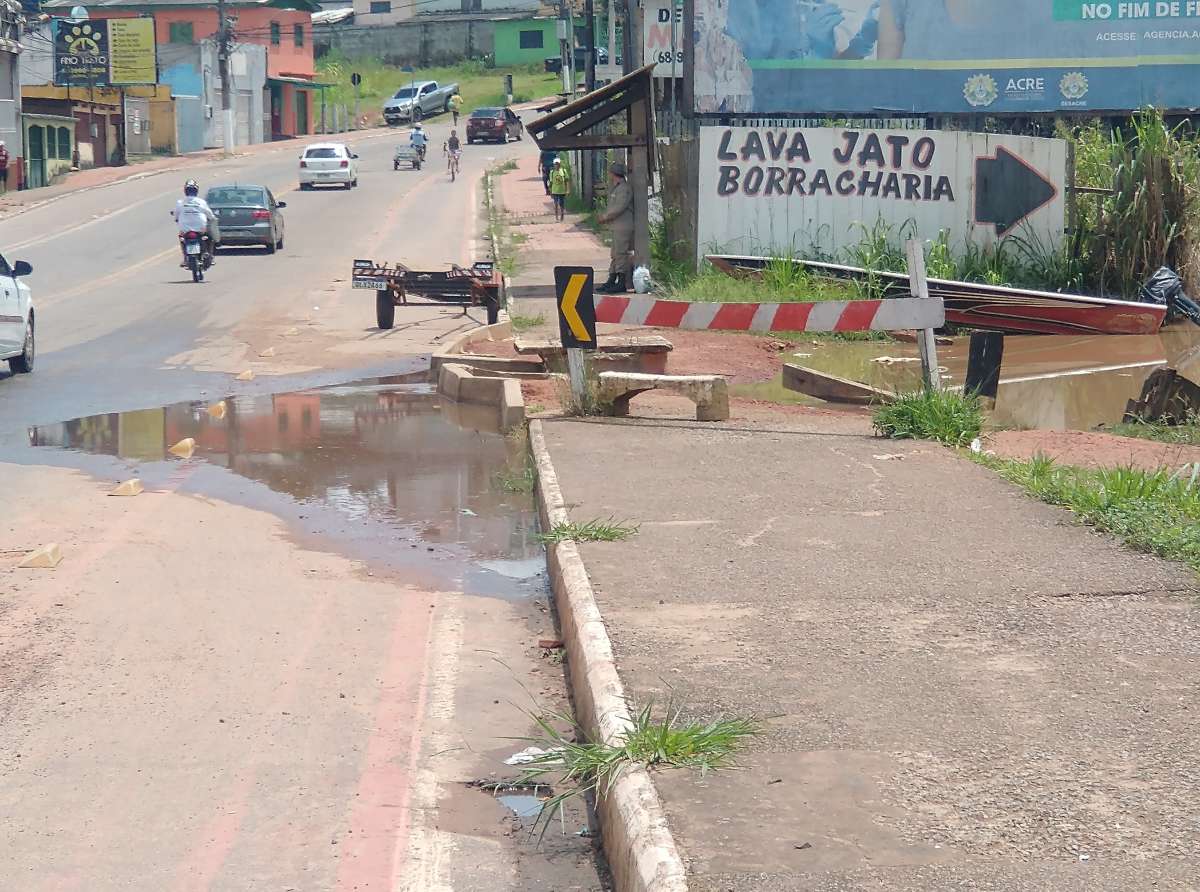 Rio Acre ameaça interditar ladeira do Bola Preta, região da Baixada da Sobral; água do rio já tomou ciclovia 