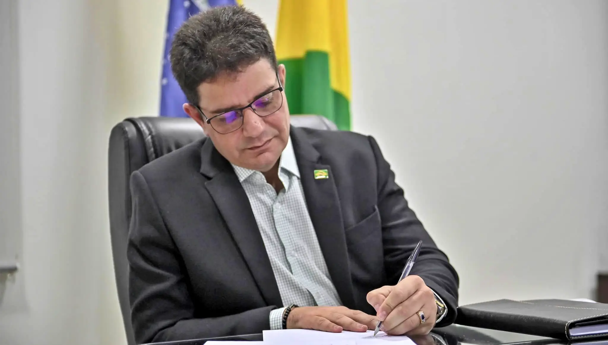 Gladson sanciona lei que cria programa Auxílio do Bem, que vai beneficiar vítimas das enchentes