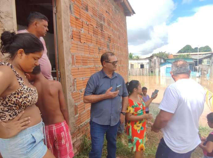 Vídeo: em meio ao caos, Tanízio Sá visita Baixada da Sobral, leva ajuda a alagados e registra o drama da população do maior conglomerado de bairros do Acre