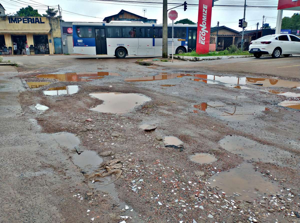 Enquanto vereadores aumentam seus salários, moradores da Rua 15 reclamam de buracos e esgotos entupidos e ainda "espraguejam" os políticos 