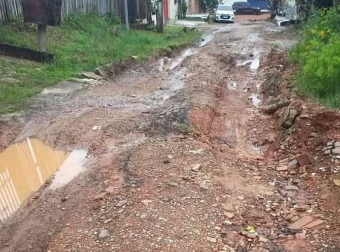 Moradores reclamam de abandono em rua no Tancredo Neves, parte alta da cidade 