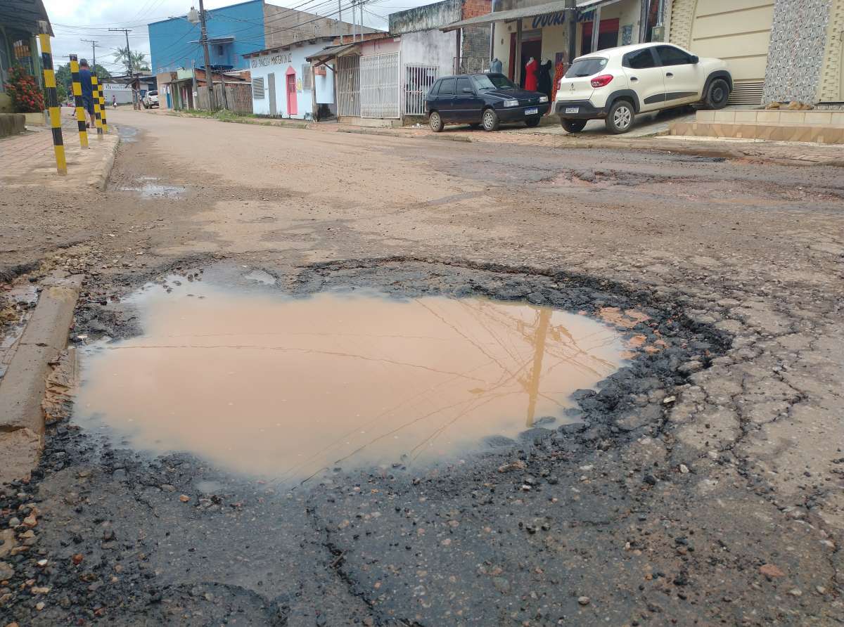 Buracos tomam conta do bairro Mocinha Magalhães e moradores reclamam da gestão Bocalom: "pior prefeito da história" 