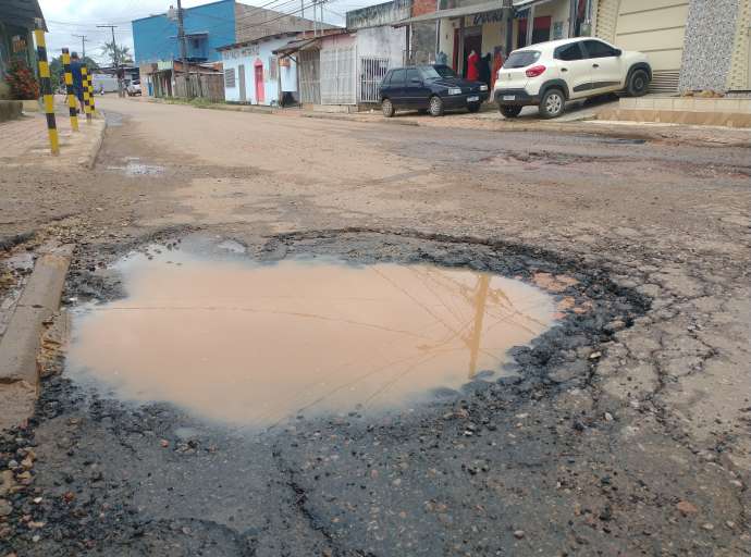 Buracos tomam conta do bairro Mocinha Magalhães e moradores reclamam da gestão Bocalom: "pior prefeito da história" 