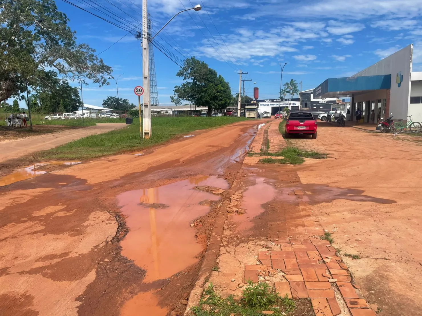 Só buracos: péssimas condições de rua dificulta acesso de crianças especiais a centro de reabilitação