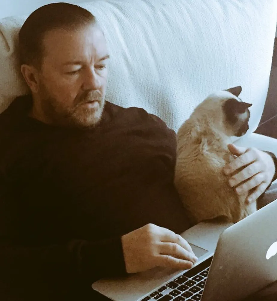 'As piores 8 horas da minha vida': ator Ricky Gervais relata os efeitos da infecção pelo Norovirus; conheça o germe