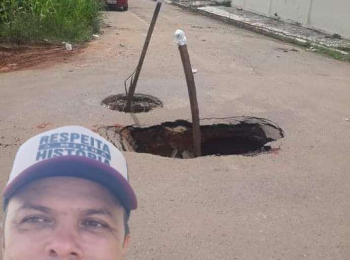 Buraco se forma em rua no Aeroporto Velho e ativista social pede intervenção urgente da Prefeitura