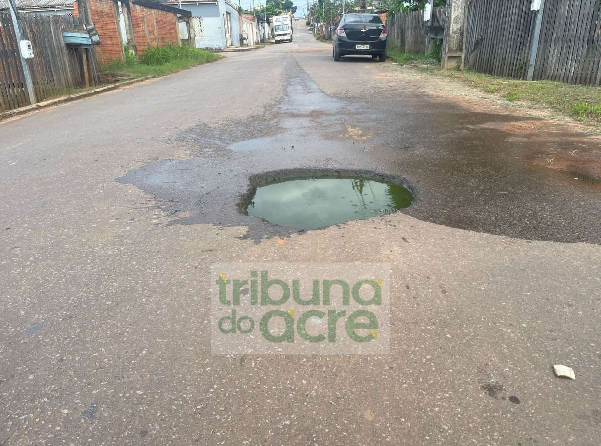 Esgoto transborda,  expele água podre e moradores do bairro Placas reclamam
