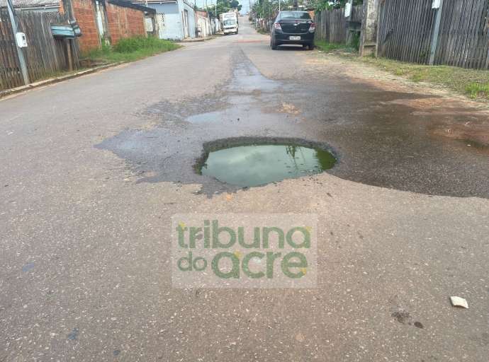 Esgoto transborda,  expele água podre e moradores do bairro Placas reclamam