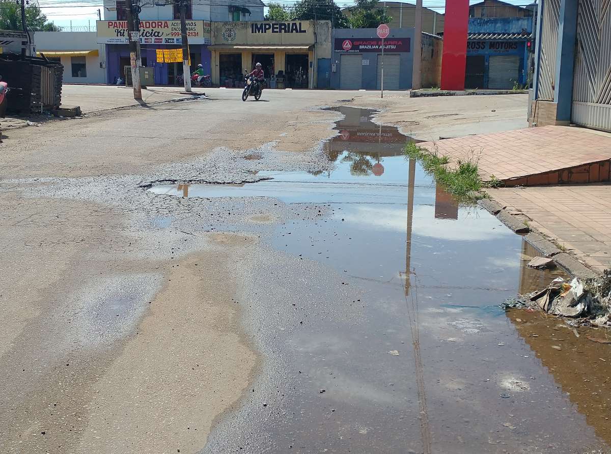 Internauta reclama de esgotos entupidos e "serviço meia boca" da Prefeitura de Rio Branco feito na Rua 15, Baixada da Sobral 