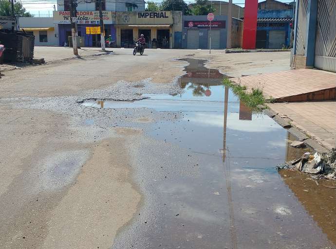 Internauta reclama de esgotos entupidos e "serviço meia boca" da Prefeitura de Rio Branco feito na Rua 15, Baixada da Sobral 