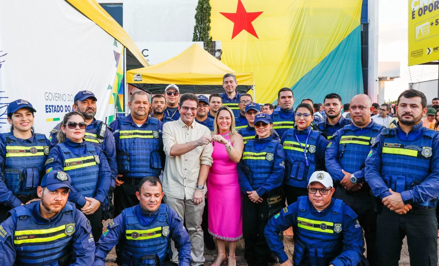 Com investimentos de R$ 3 milhões, Gladson entrega seis viaturas para servidores do Detran