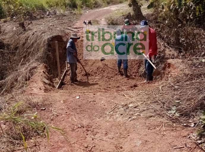 Moradores abrem ramal "na enxada" no Quixadá e criticam Bocalom: "ficou de mandar a máquina para abrir o ramal e até agora nada"