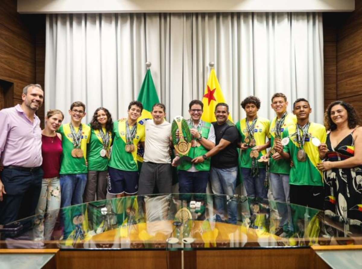 Governador Gladson Cameli recebe delegação acreana campeã de torneio internacional de natação
