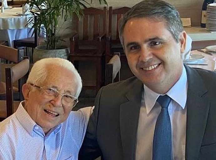 Marcus Alexandre recebe as bençãos do ex-governador Nabor Junior , o maioral dos cabeças brancas do MDB