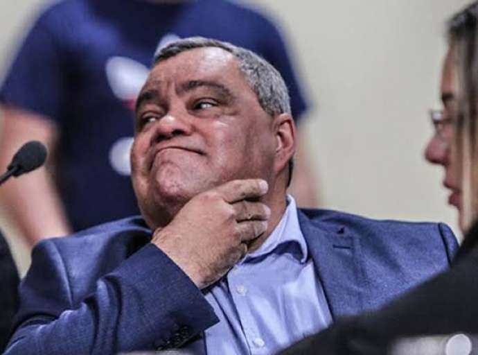 Texto com desabafo critica situação de abandono de Sena e classifica prefeito Mazinho Serafim como um indivíduo que "gasta diárias e vive 24 horas por dia orquestrando o mal"