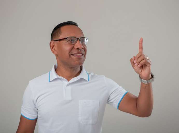 Com uma trajetória marcada pelo serviço público e pela fé, Elias Macedo busca representar a população de Rio Branco como vereador.